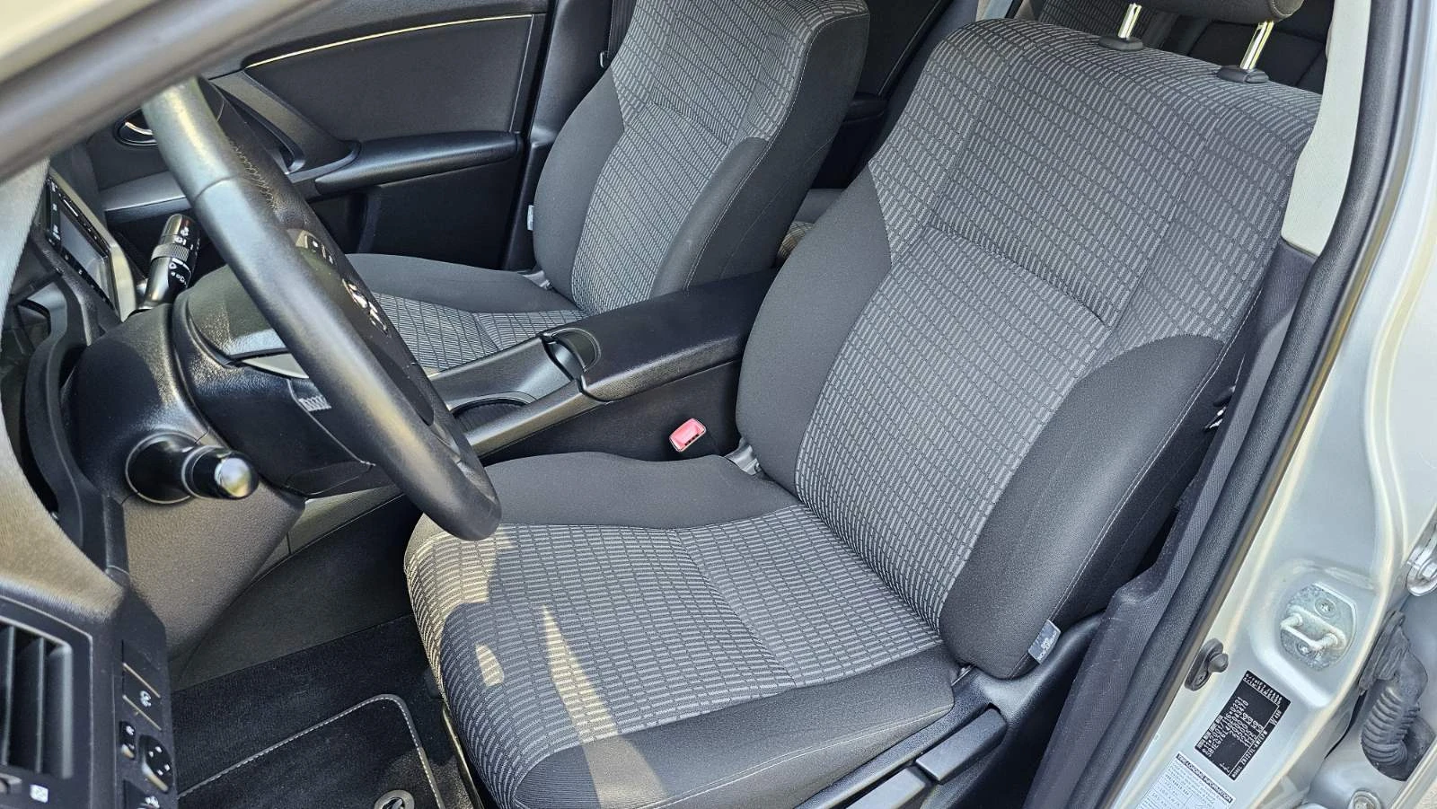 Toyota Avensis 1.8, снимка 10 - Автомобили и джипове - 55546305