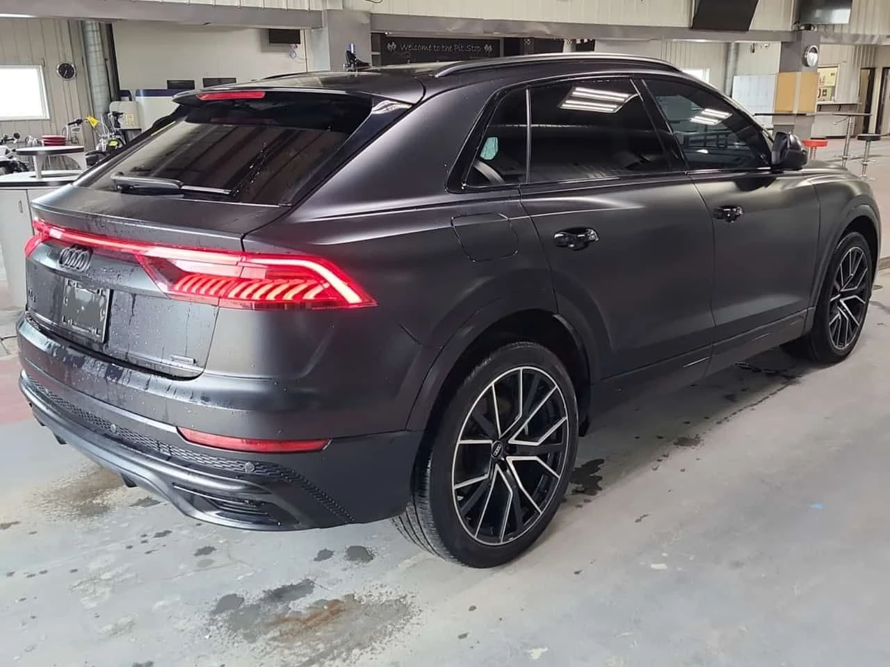 Audi Q8  * PROGRESSIV * ДИСТРОНИК * 360 * ОБДУХВАНЕ * ПАНО, снимка 3 - Автомобили и джипове - 54743835