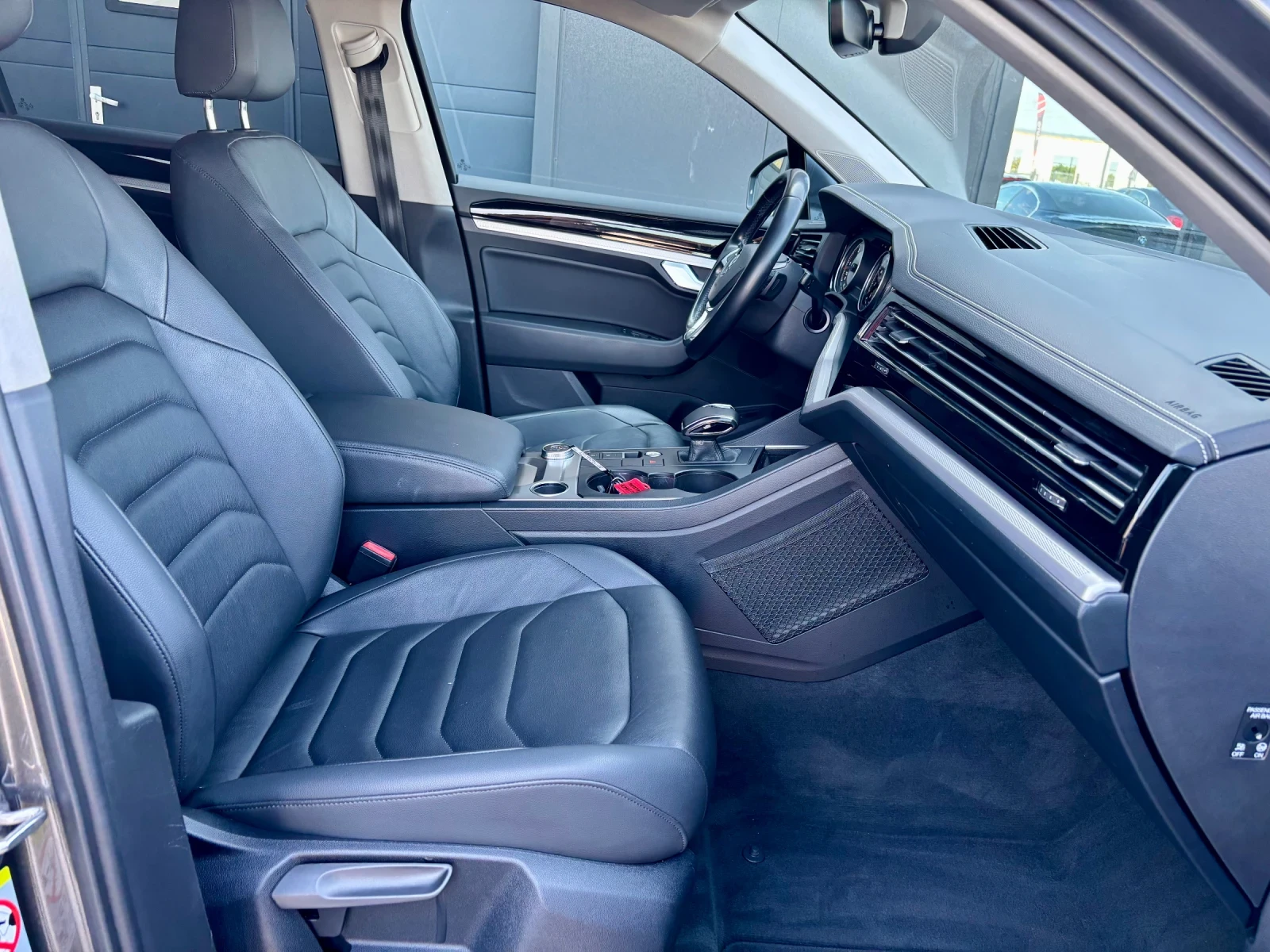 VW Touareg 3.0D, снимка 15 - Автомобили и джипове - 55626003