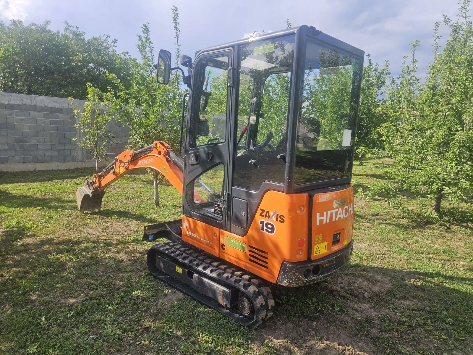 Багер Hitachi ZX19-5A CR, снимка 2 - Индустриална техника - 52474685