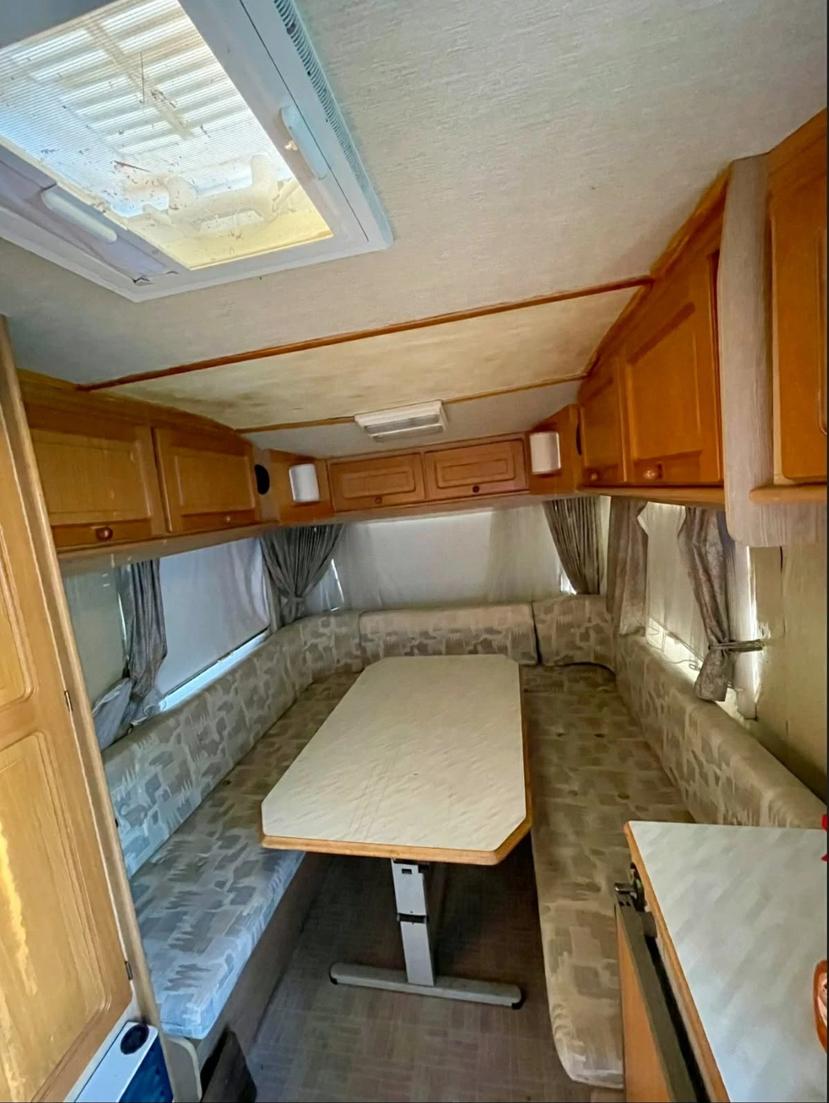 Каравана Chateau Cantara 4200, снимка 4 - Каравани и кемпери - 55978998
