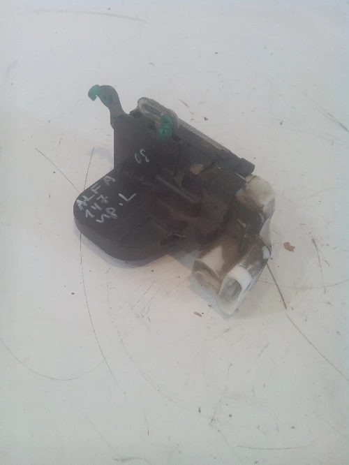 Брава предна лява врата Алфа Ромео 147