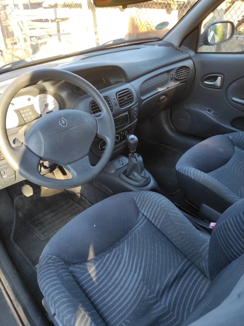 Renault Megane 1.6, снимка 9 - Автомобили и джипове - 47592297