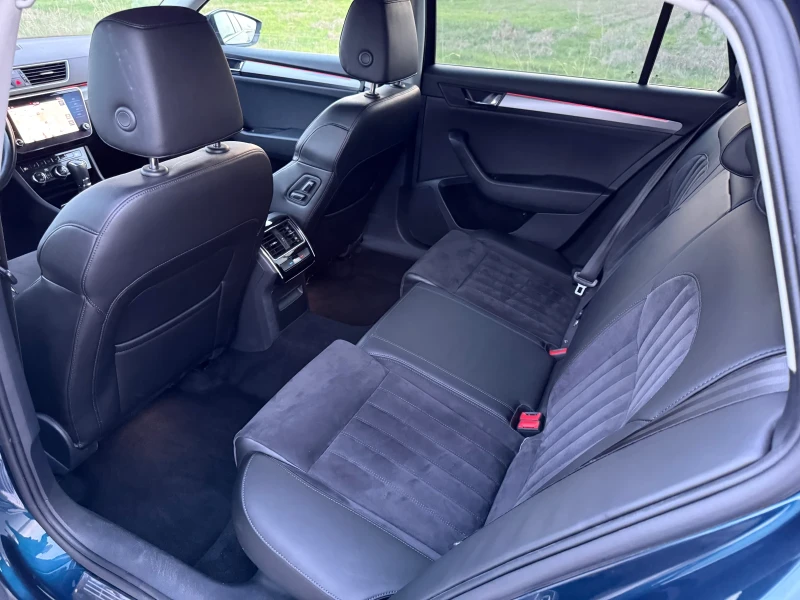 Skoda Superb 2.0 TDI / SPORTLINE / DISTRONIC / KEYLESS / LED, снимка 11 - Автомобили и джипове - 52632684