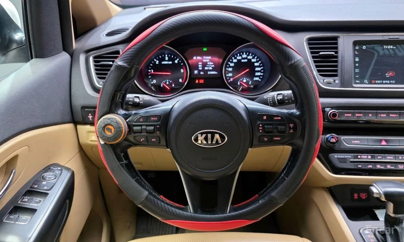 Kia Carnival, снимка 13 - Автомобили и джипове - 53185916