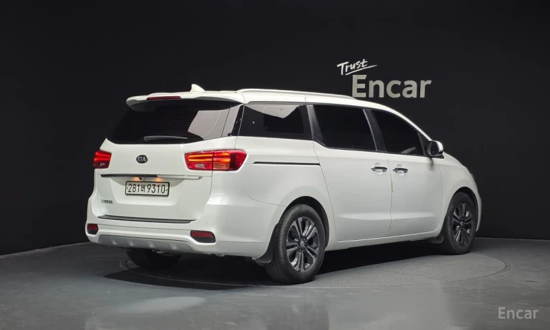 Kia Carnival, снимка 2 - Автомобили и джипове - 53185916