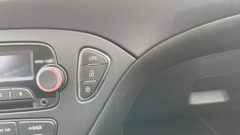 Opel Corsa 1, 4 БЕНЗИН/ГАЗ, снимка 9 - Автомобили и джипове - 53508880