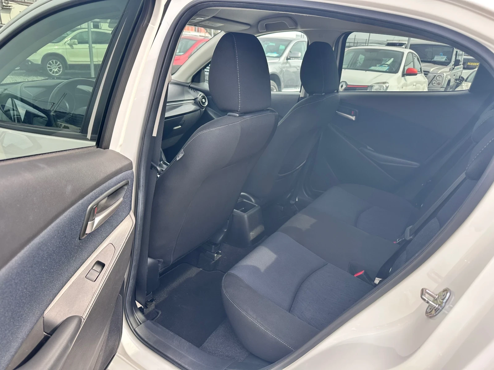 Mazda 2 1.5 i Skyacktiv Внос Швеицария, снимка 11 - Автомобили и джипове - 53945695