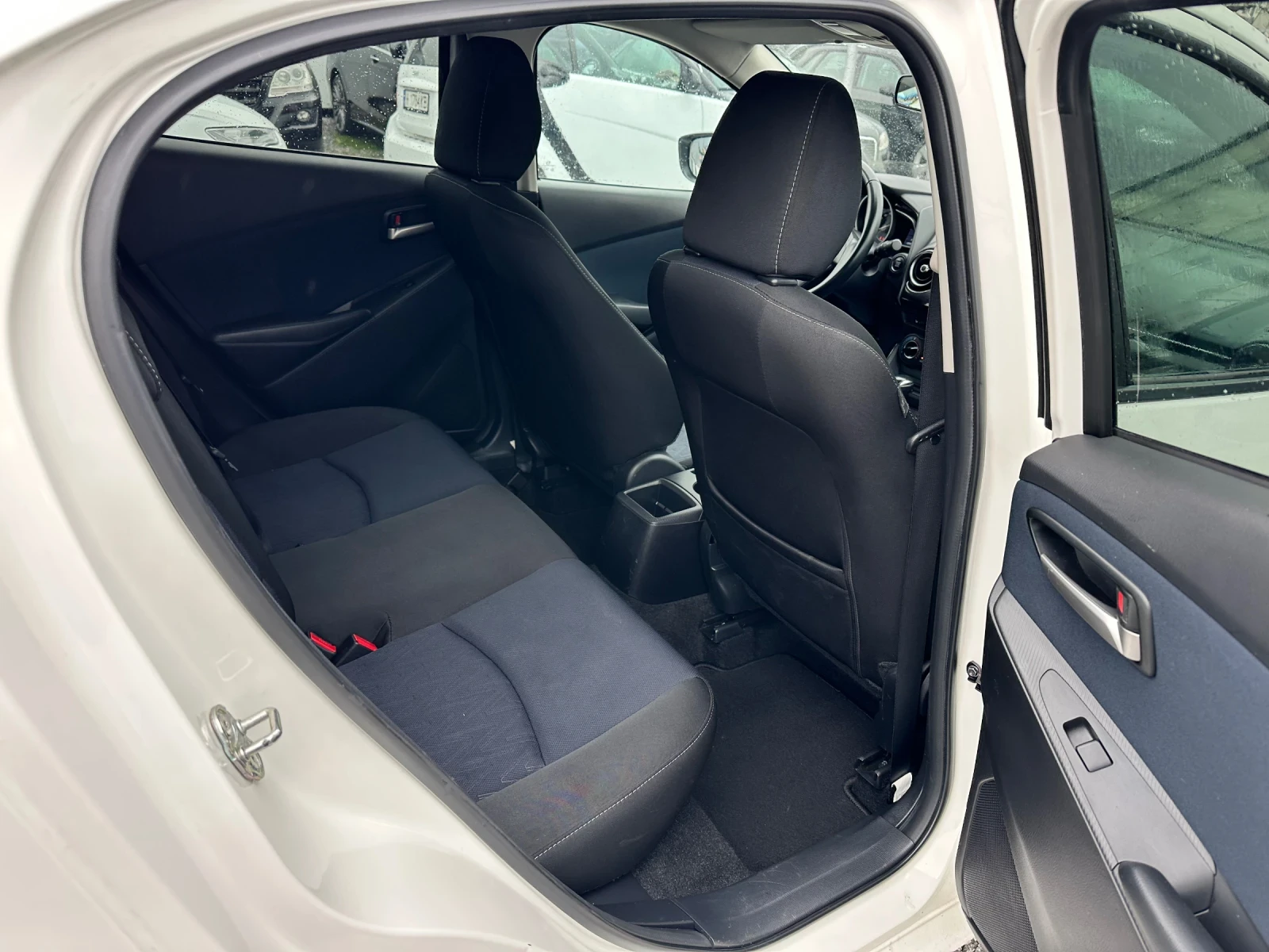 Mazda 2 1.5 i Skyacktiv Внос Швеицария, снимка 11 - Автомобили и джипове - 53945695