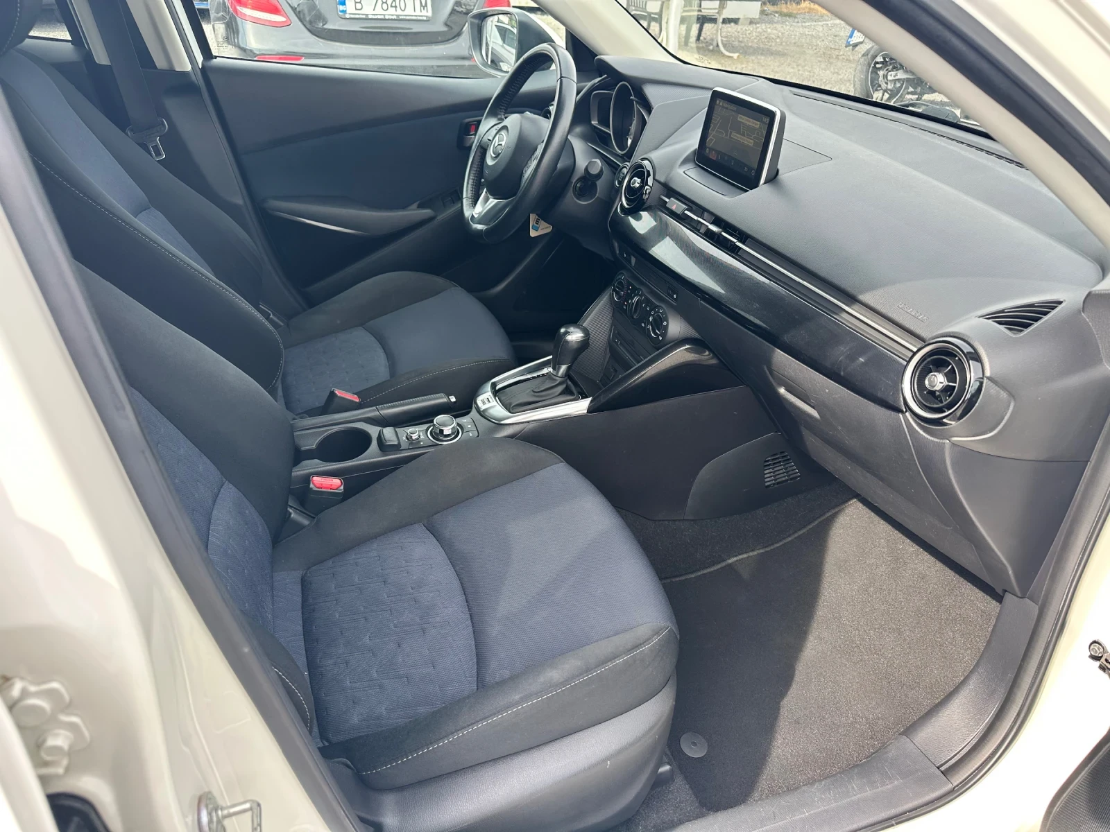 Mazda 2 1.5 i Skyacktiv Внос Швеицария, снимка 10 - Автомобили и джипове - 53945695