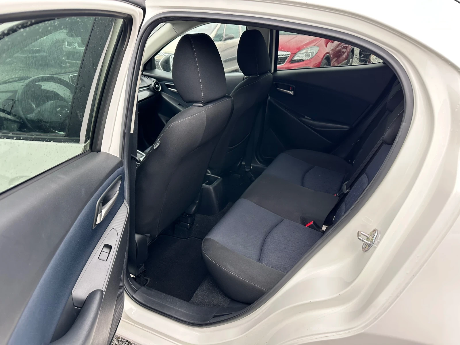 Mazda 2 1.5 i Skyacktiv Внос Швеицария, снимка 12 - Автомобили и джипове - 53945695