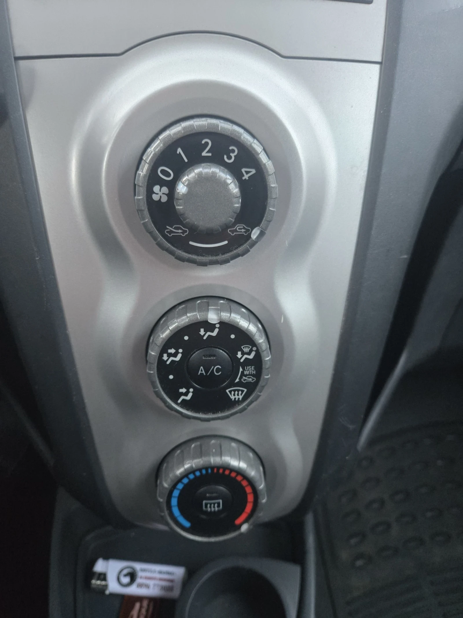 Toyota Yaris 1.3 АГУ/Климатик, снимка 9 - Автомобили и джипове - 55292848