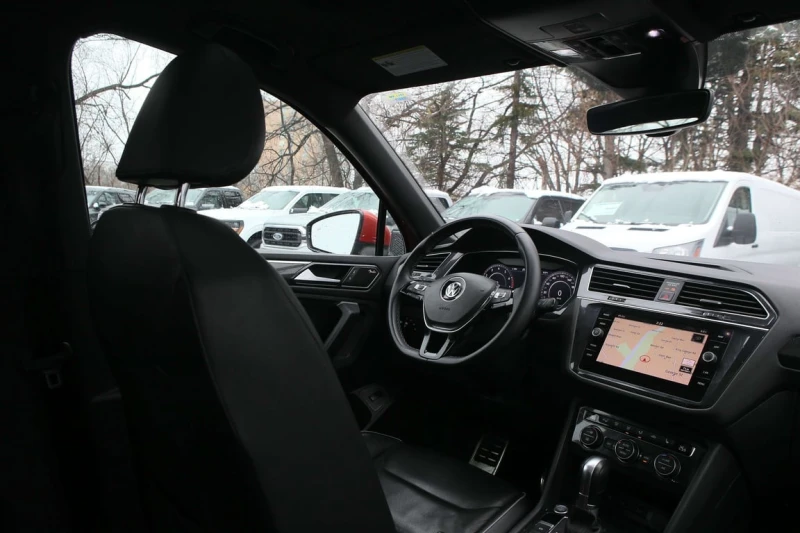VW Tiguan  R-Line | AWD | Pano Roof | Leather Seats , снимка 15 - Автомобили и джипове - 53341333