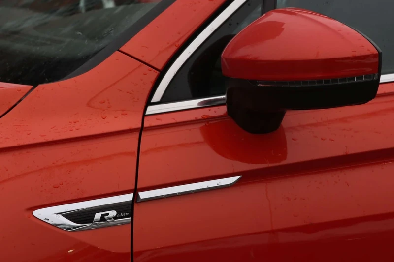 VW Tiguan  R-Line | AWD | Pano Roof | Leather Seats , снимка 10 - Автомобили и джипове - 53341333