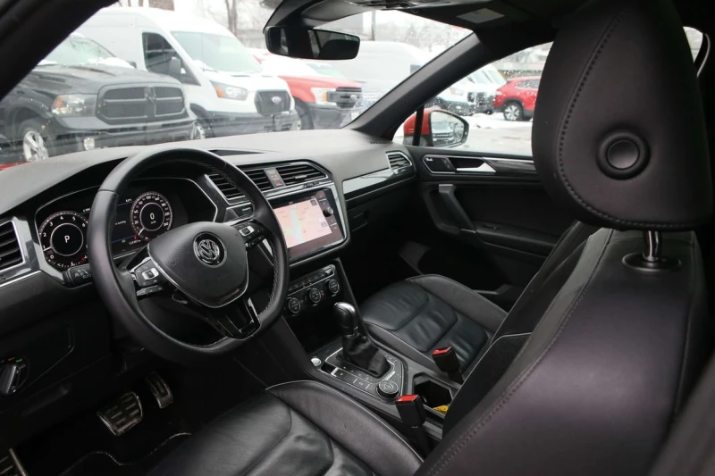VW Tiguan  R-Line | AWD | Pano Roof | Leather Seats , снимка 11 - Автомобили и джипове - 53341333