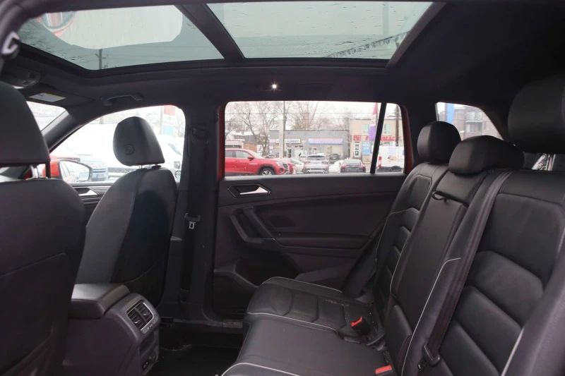 VW Tiguan  R-Line | AWD | Pano Roof | Leather Seats , снимка 12 - Автомобили и джипове - 53341333