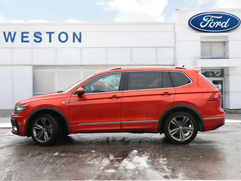 VW Tiguan  R-Line | AWD | Pano Roof | Leather Seats , снимка 2 - Автомобили и джипове - 53341333