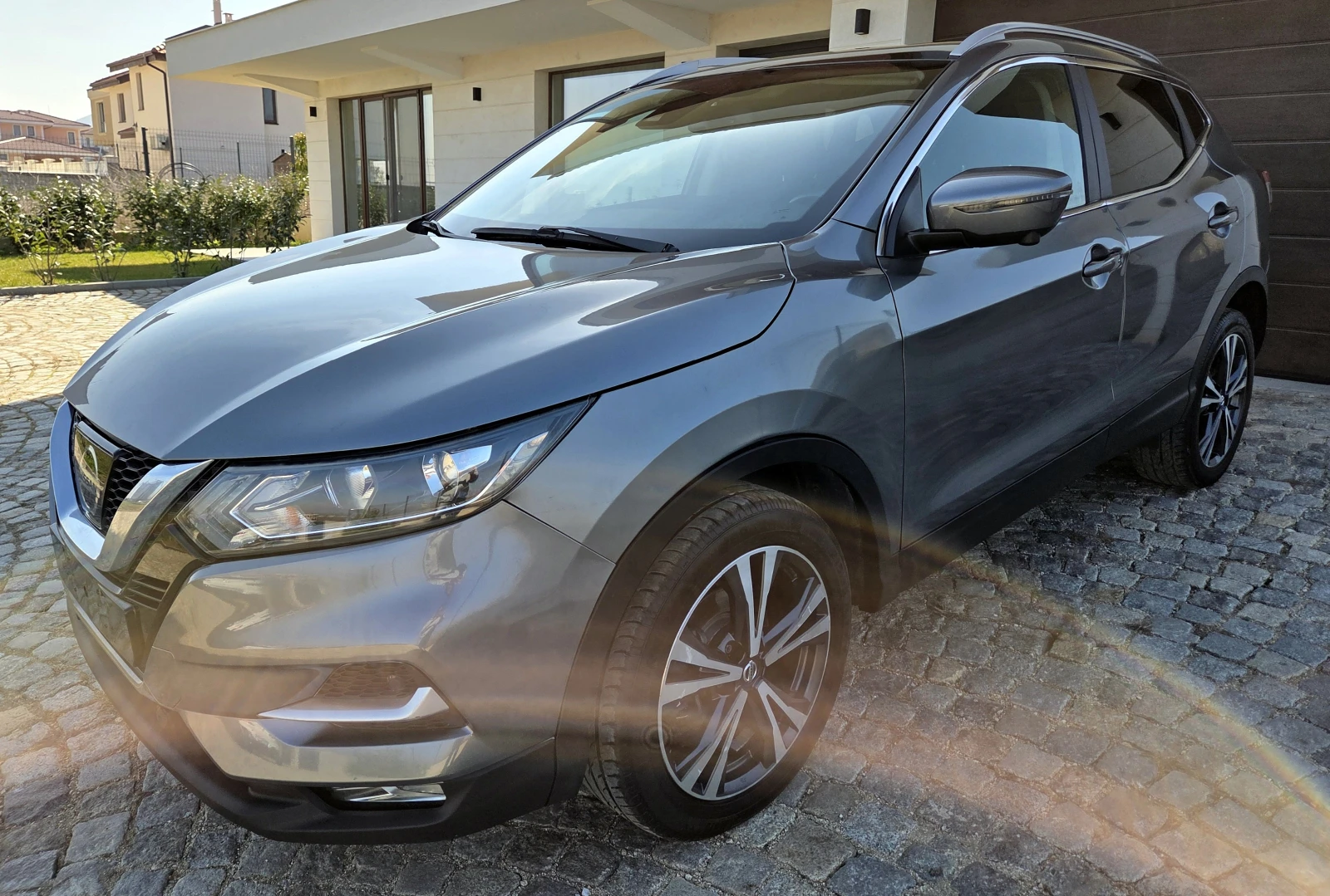 Nissan Qashqai 1.6DCI АВТОМАТИК PANO/NAVI/KEY LESS/CAMERA-360, снимка 2 - Автомобили и джипове - 53845669