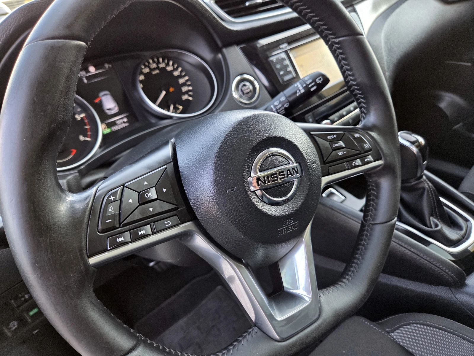 Nissan Qashqai 1.6DCI АВТОМАТИК PANO/NAVI/KEY LESS/CAMERA-360, снимка 14 - Автомобили и джипове - 53845669