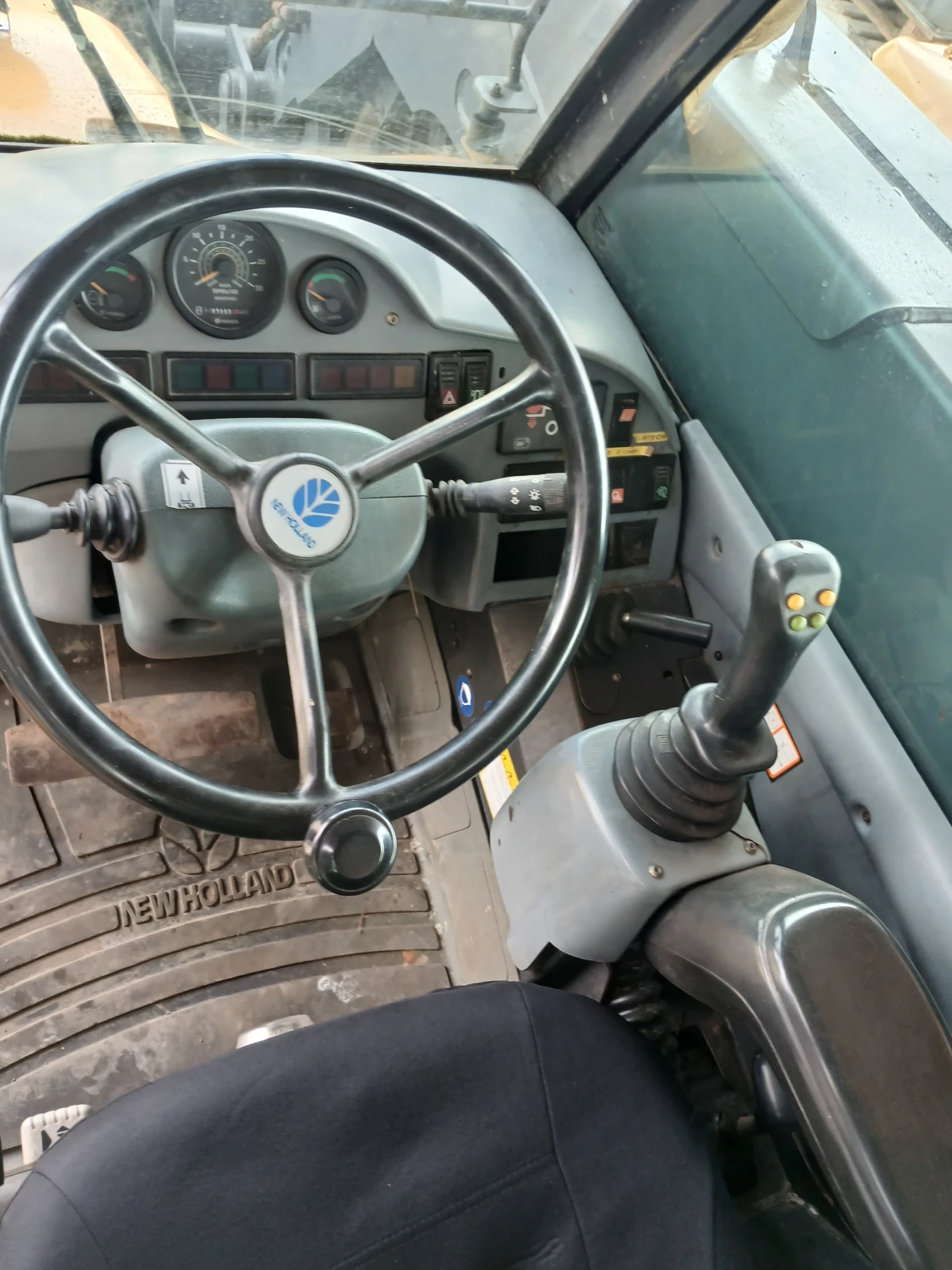 Телескопичен товарач New Holland LM425 ЛИЗИНГ, снимка 4 - Селскостопанска техника - 55633942