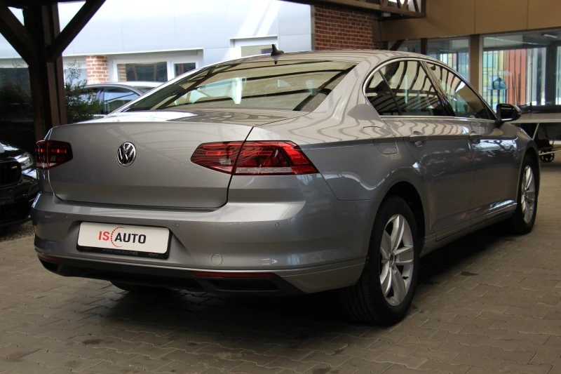 VW Passat 2.0TDI/Подгрев/F1/DSG/Камера/Distronic, снимка 4 - Автомобили и джипове - 46086806