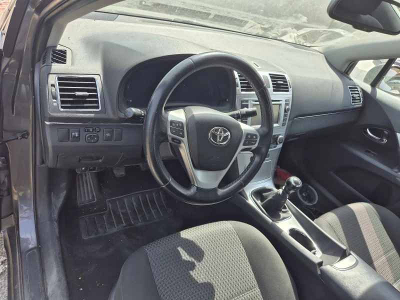 Toyota Avensis 1.8i, снимка 5 - Автомобили и джипове - 47180059