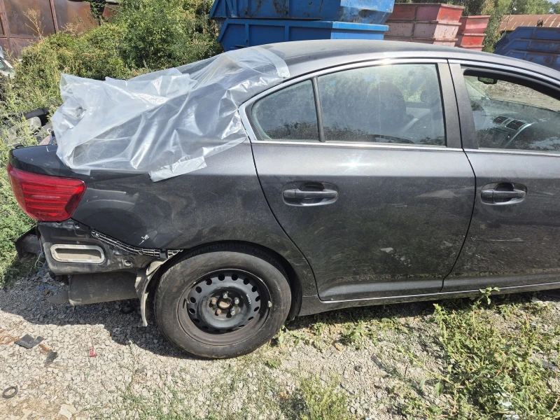 Toyota Avensis 1.8i, снимка 2 - Автомобили и джипове - 47180059