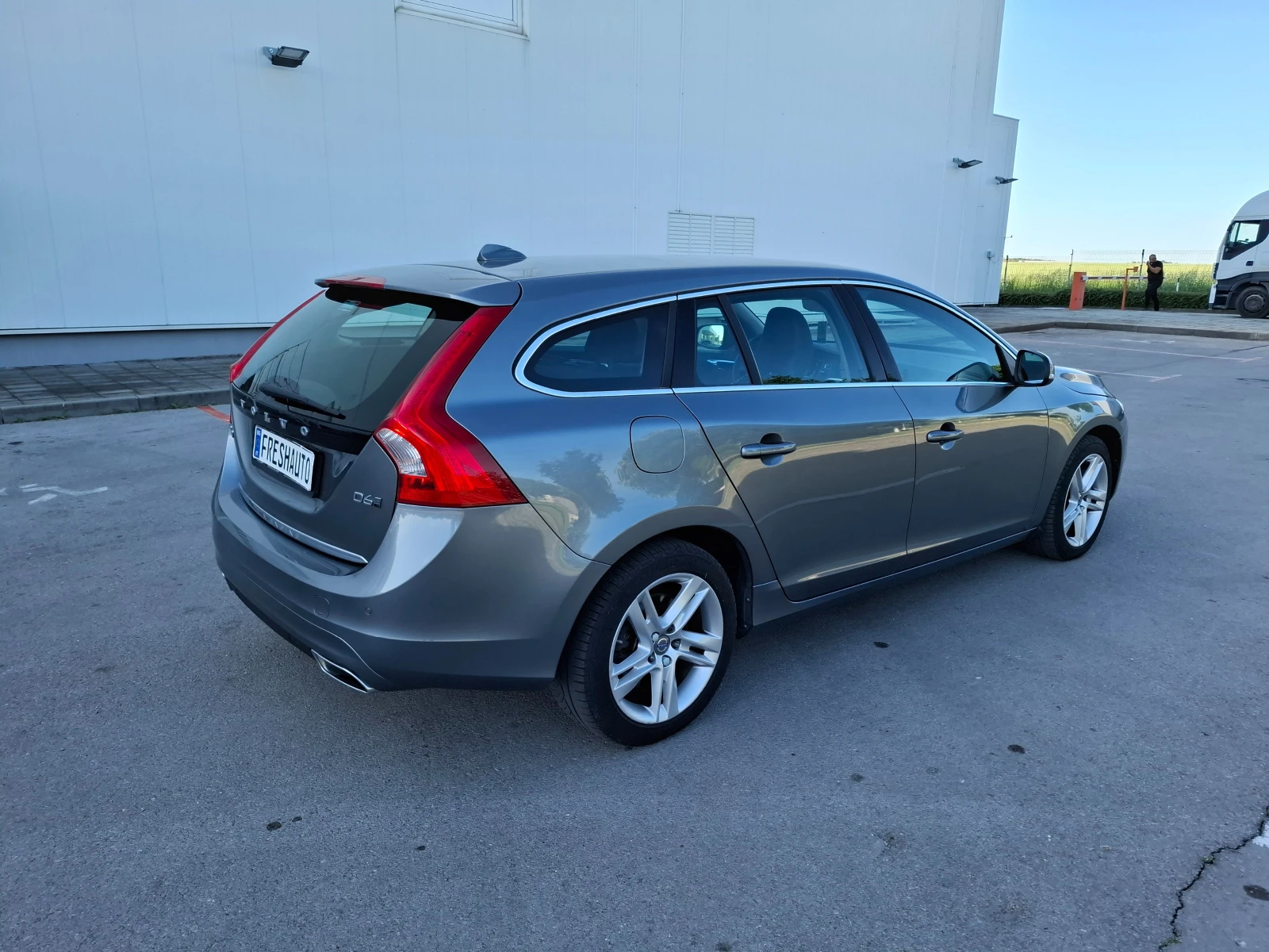 Volvo V60 2.4D6 TWIN ENGIN 4x4 - изображение 5
