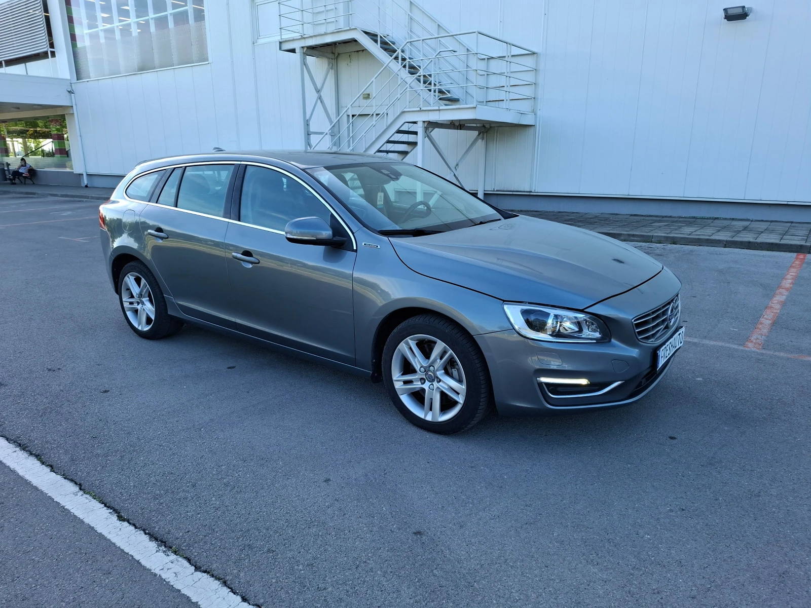 Volvo V60 2.4D6 TWIN ENGIN 4x4 - изображение 2