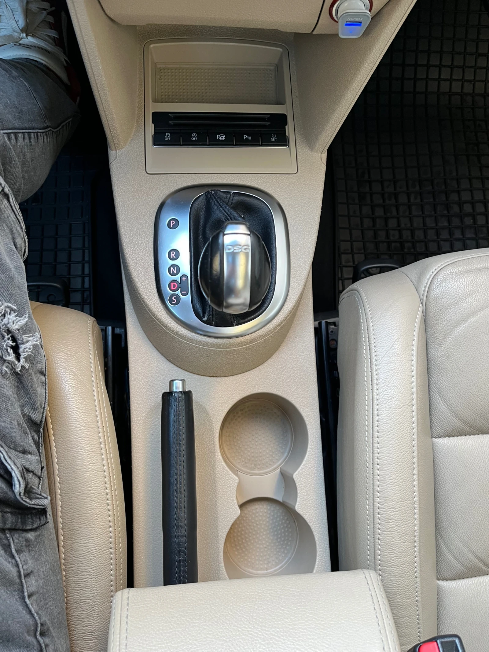 VW Touran 2.0 TDI , снимка 12 - Автомобили и джипове - 52135027