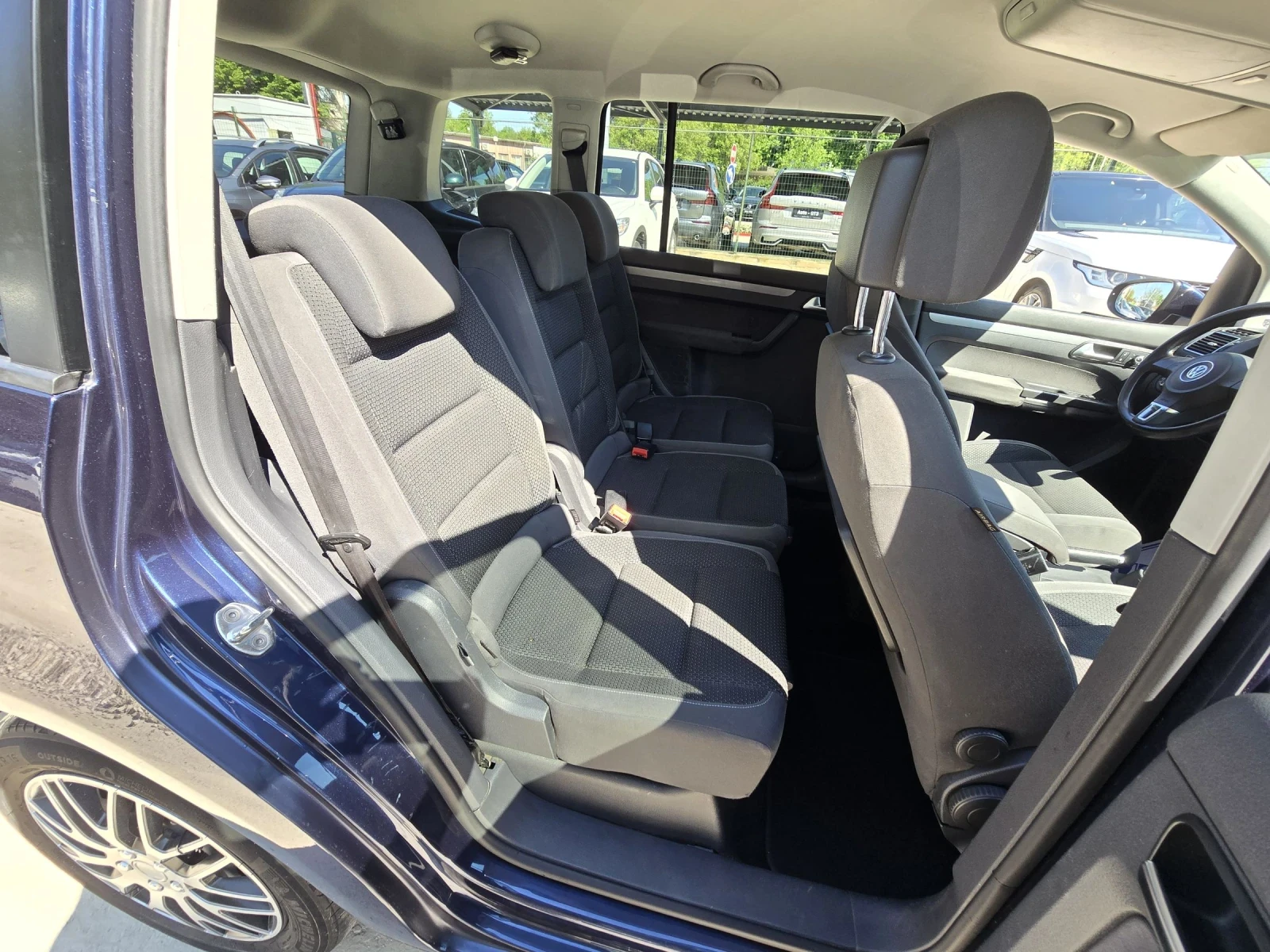 VW Touran 1.6TDI 105к.с Comfort line DSG, снимка 14 - Автомобили и джипове - 54502963