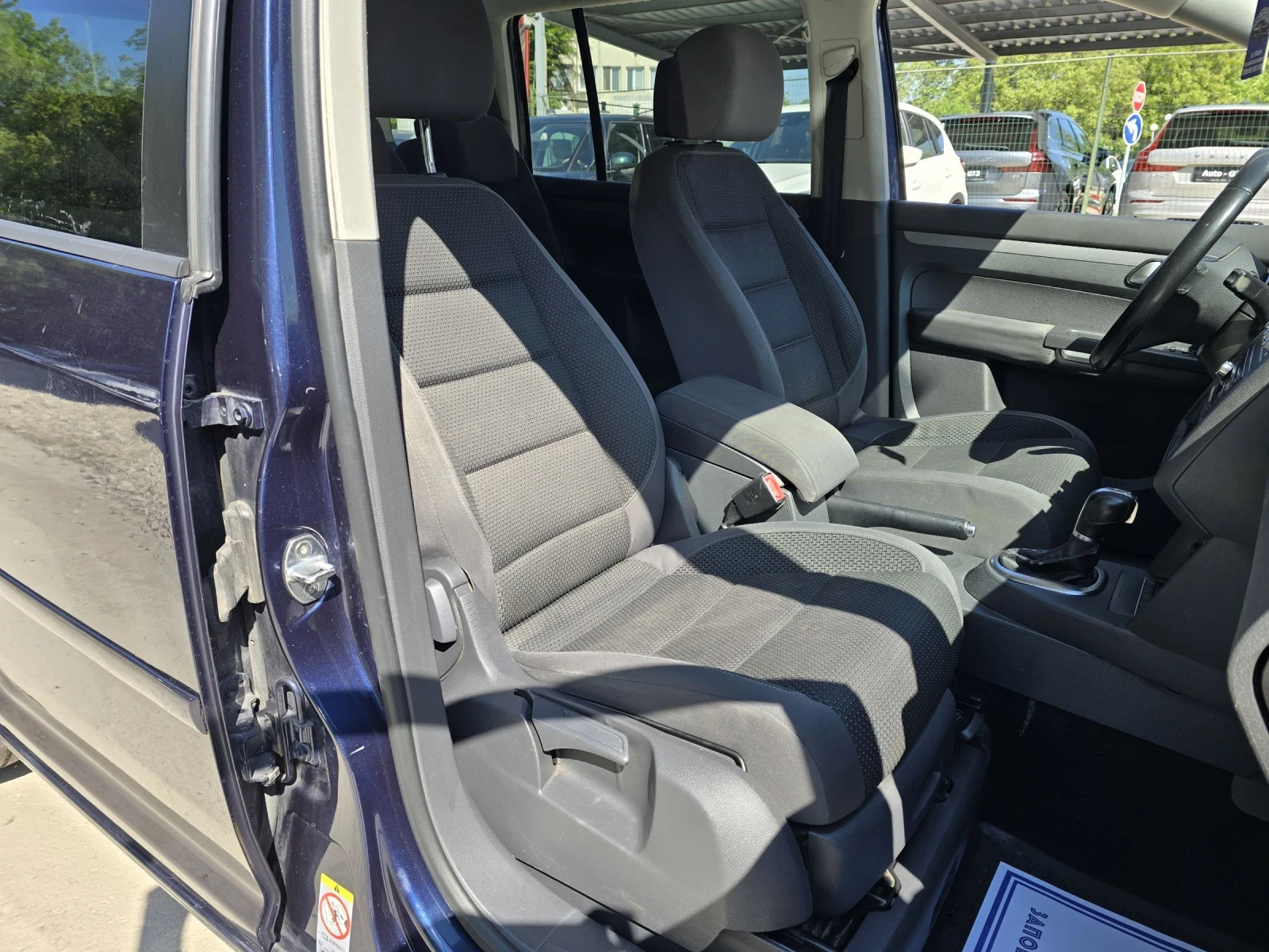 VW Touran 1.6TDI 105к.с Comfort line DSG, снимка 12 - Автомобили и джипове - 54502963