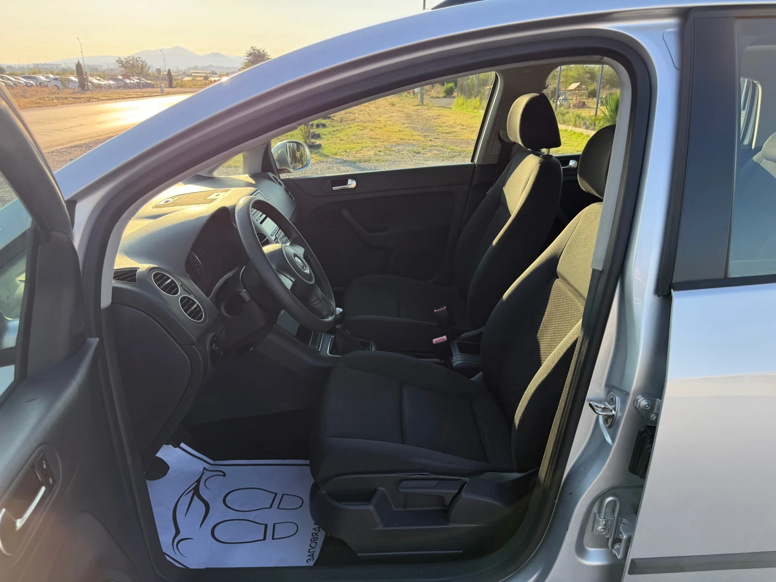 VW Golf Plus 1, 6 КАТО НОВА, снимка 9 - Автомобили и джипове - 55741914