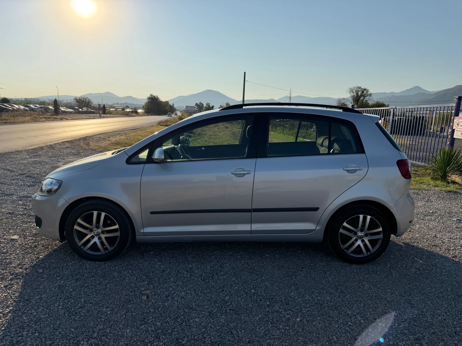 VW Golf Plus 1, 6 КАТО НОВА, снимка 7 - Автомобили и джипове - 55741914