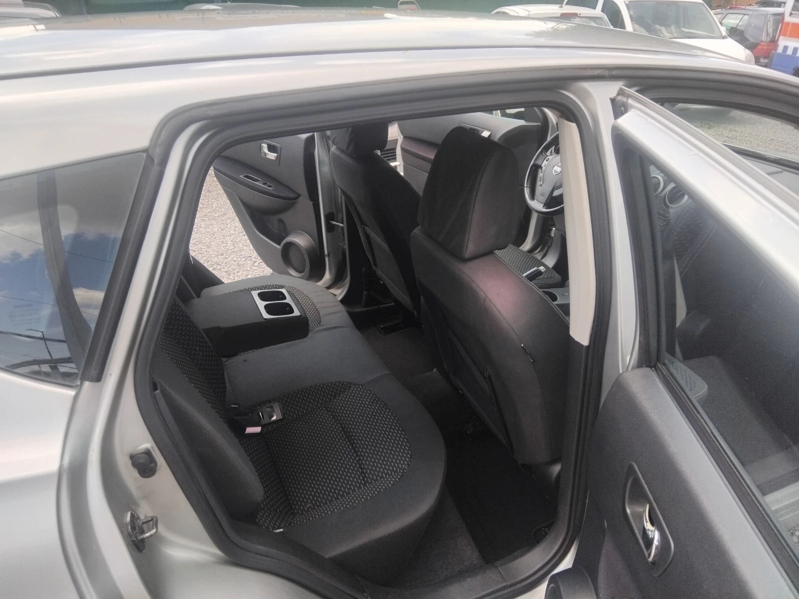 Nissan Qashqai 1.5DCI, снимка 9 - Автомобили и джипове - 54491015
