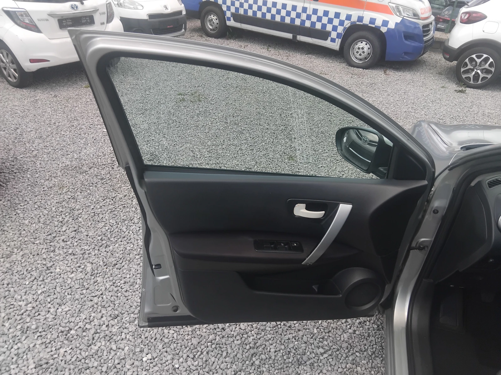 Nissan Qashqai 1.5DCI, снимка 10 - Автомобили и джипове - 54491015