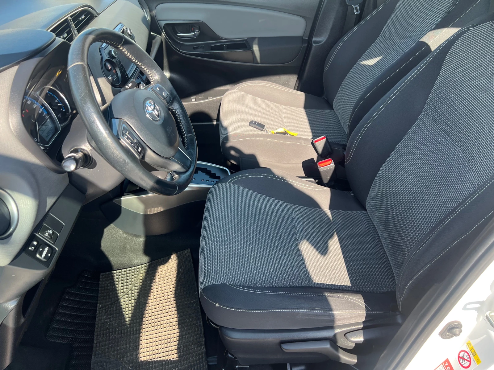 Toyota Yaris 1.5 HYBRID(КАТО НОВА) - изображение 9