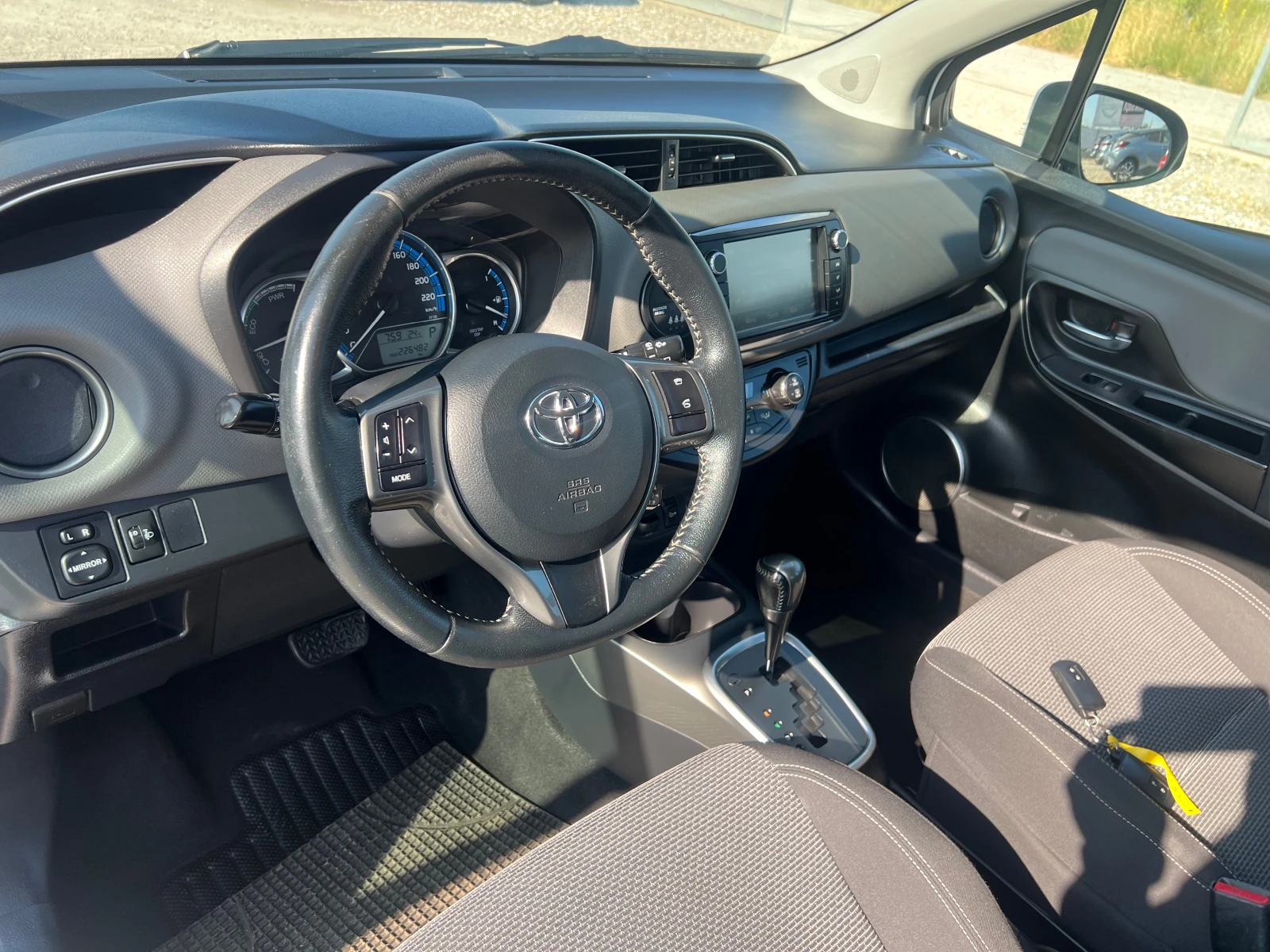 Toyota Yaris 1.5 HYBRID(КАТО НОВА) - изображение 10