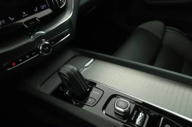 Volvo XC60 B4 AWD R-Design| HUD| PANORAMA| 4x4| LED| 52000км|, снимка 13
