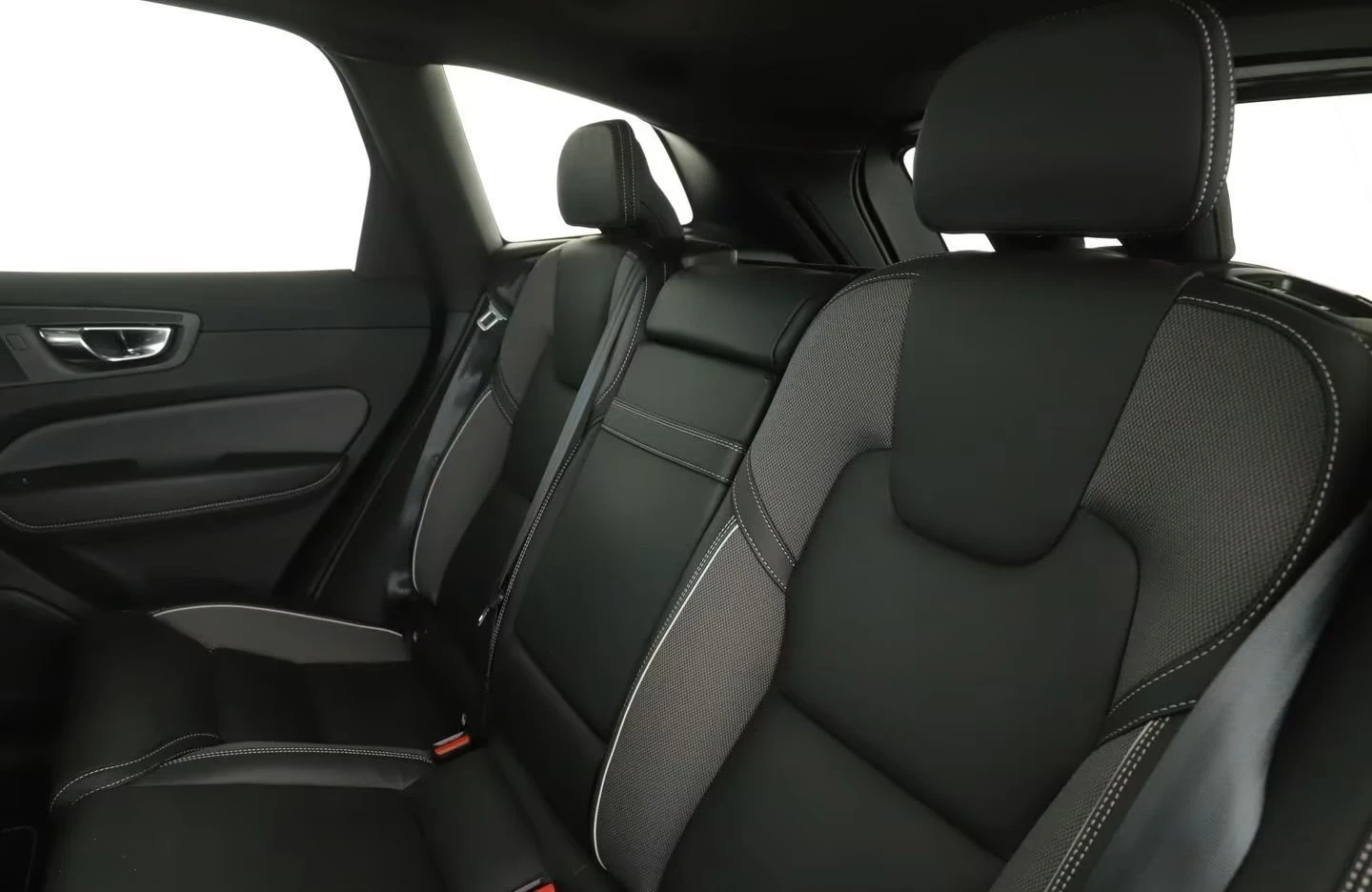 Volvo XC60 B4 AWD R-Design| HUD| PANORAMA| 4x4| LED| 52000��| | Mobile.bg � ����������� 8