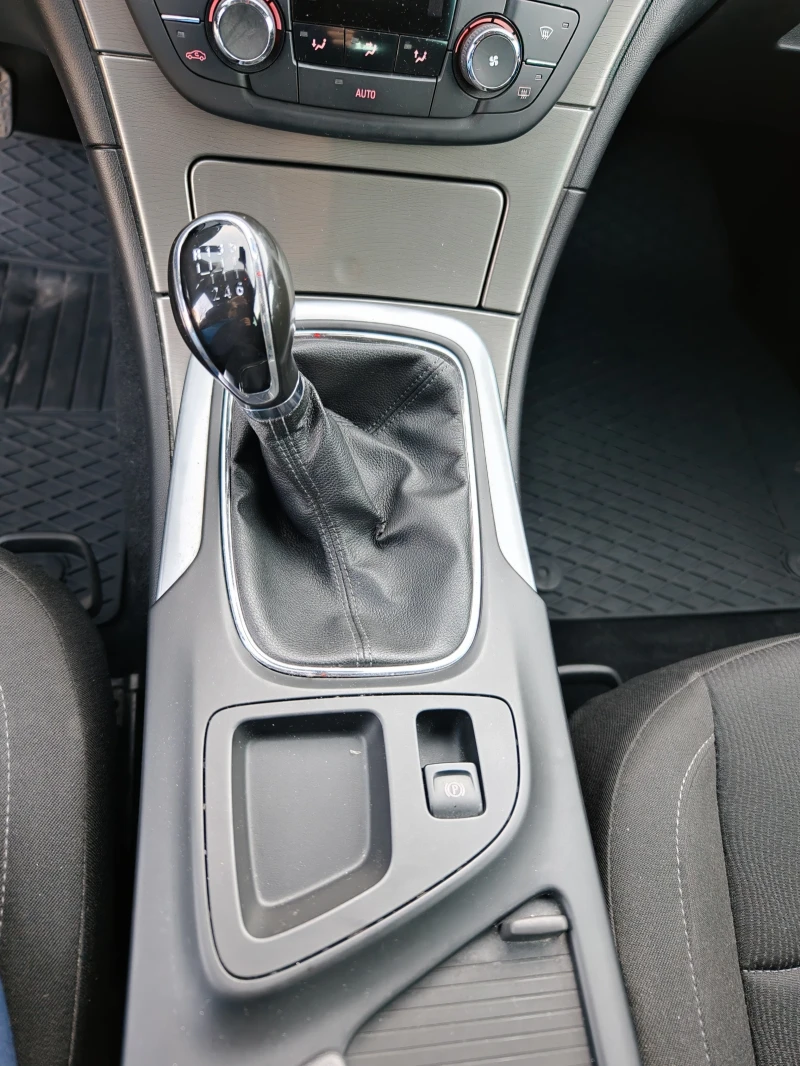 Opel Insignia 2.0 CDTI Sports tourer 4x4, снимка 10 - Автомобили и джипове - 52432037