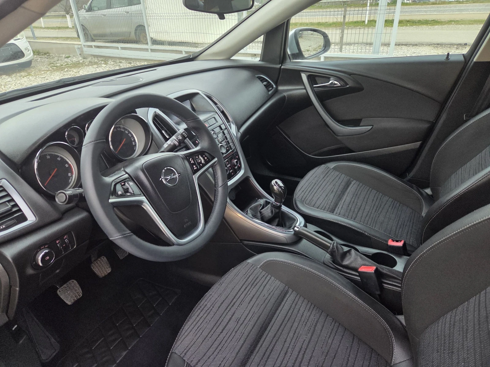 Opel Astra 1.6cdti* Italy* , снимка 11 - Автомобили и джипове - 53927873