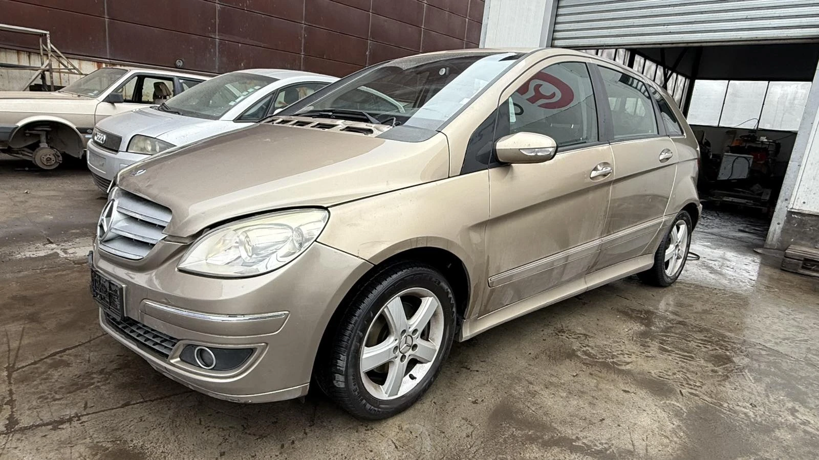 Mercedes-Benz B 180, снимка 2 - Автомобили и джипове - 54451523