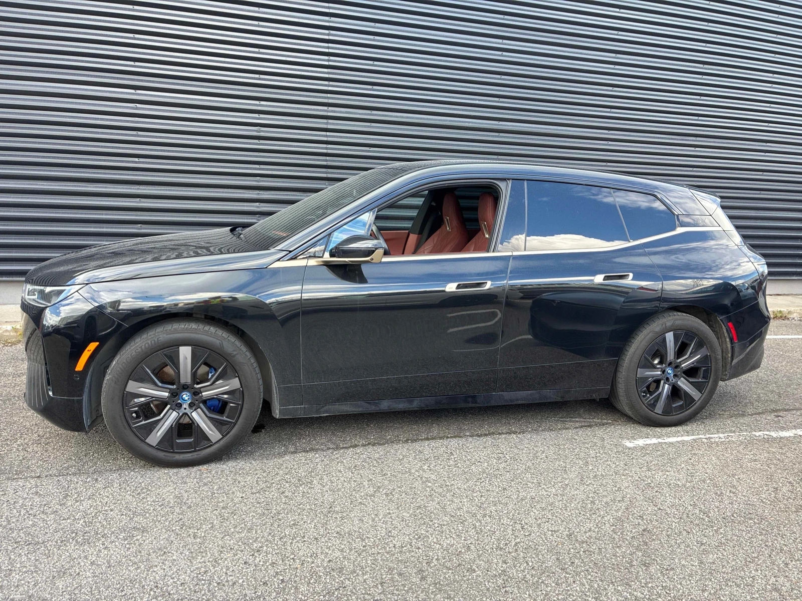 BMW iX * xDrive50 * ОБДУХВАНЕ * ЛАЗЕРИ * СОФКЛОУЗ, снимка 2 - Автомобили и джипове - 56113022