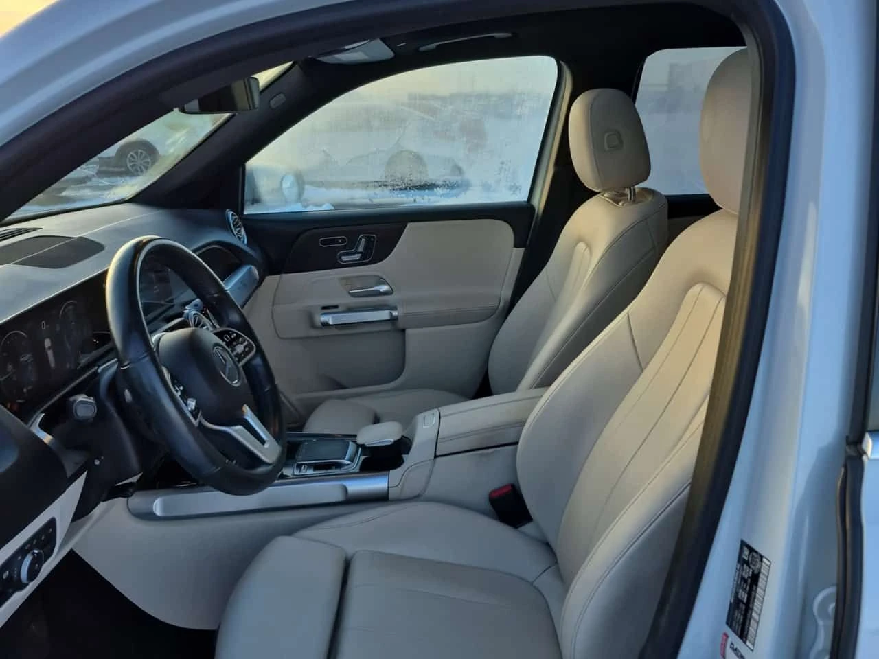 Mercedes-Benz GLB 250 /CARFAX /Панорама/Подгрев/Памет/ - изображение 8