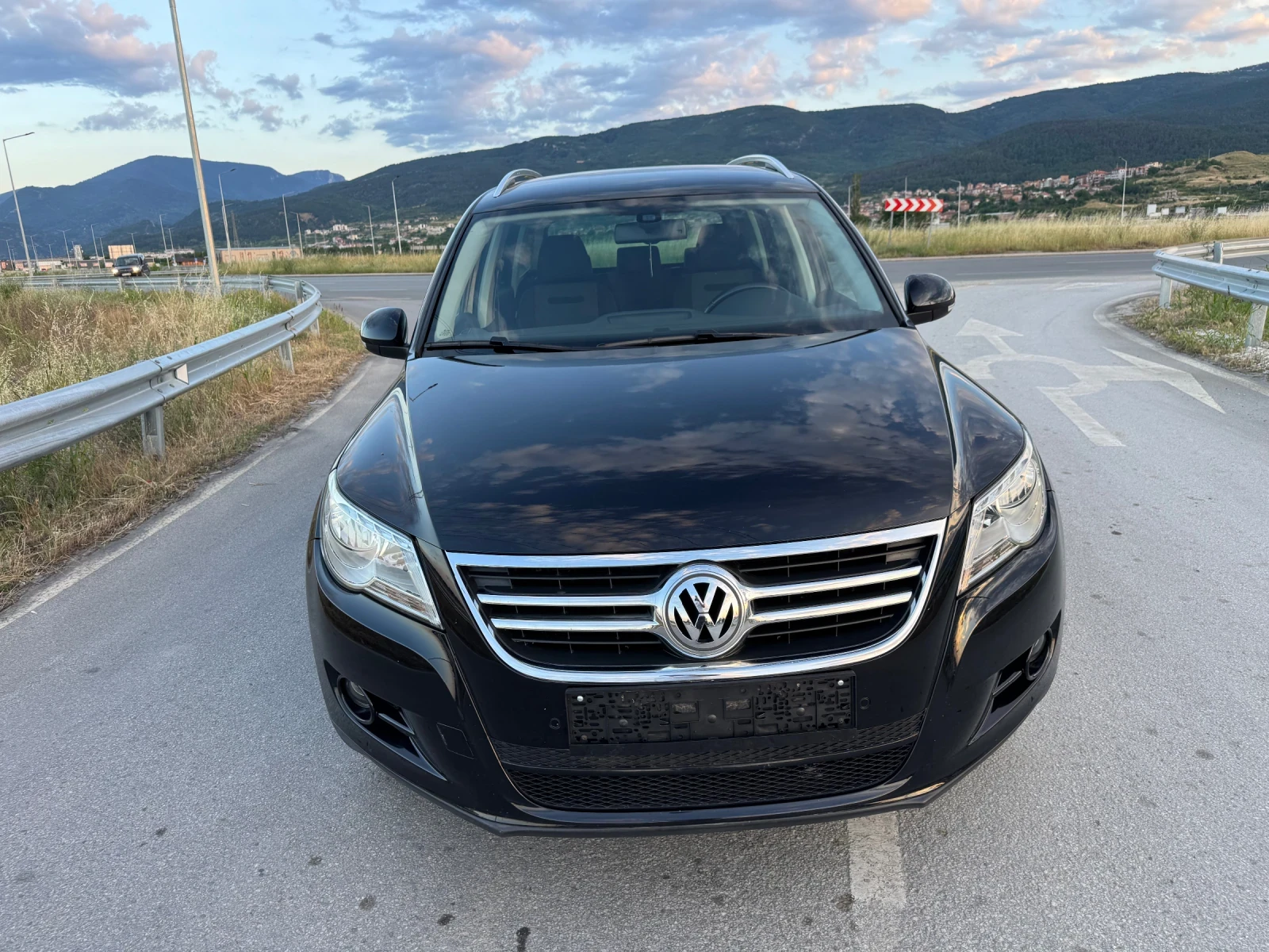 VW Tiguan 2.0TDI 4x4, снимка 2 - Автомобили и джипове - 54982686