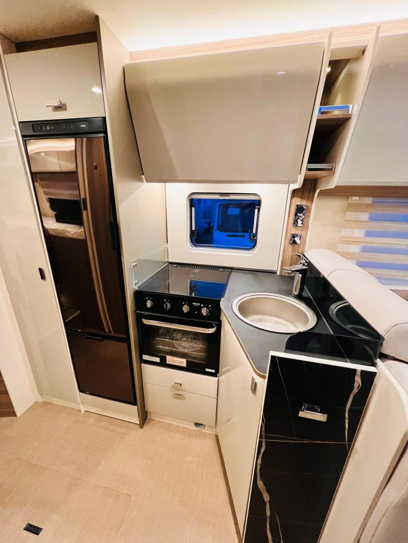 Кемпер Burstner Lyseo I 726 G * Harmony Line* Automatik* Klima, снимка 11 - Каравани и кемпери - 53227402