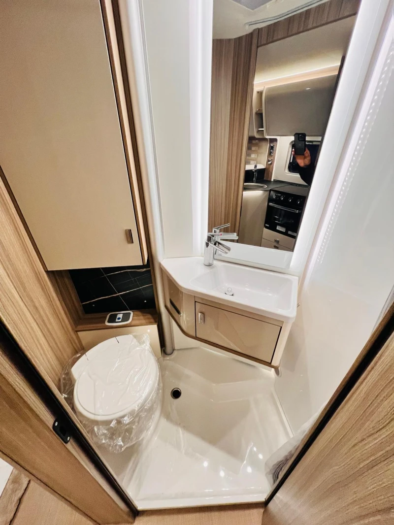 Кемпер Burstner Lyseo I 726 G * Harmony Line* Automatik* Klima, снимка 15 - Каравани и кемпери - 53227402