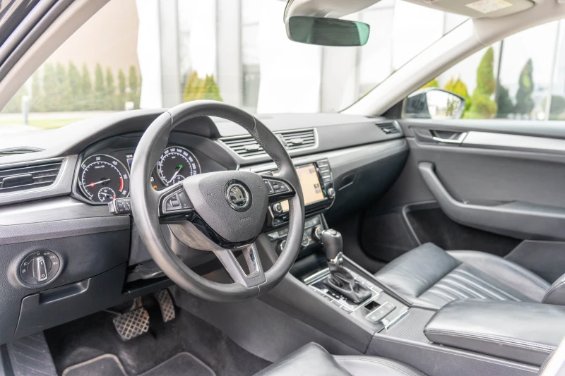 Skoda Superb 2.0 TDI 190кс. Keyless Distronic DSG 7 , снимка 12 - Автомобили и джипове - 48429237