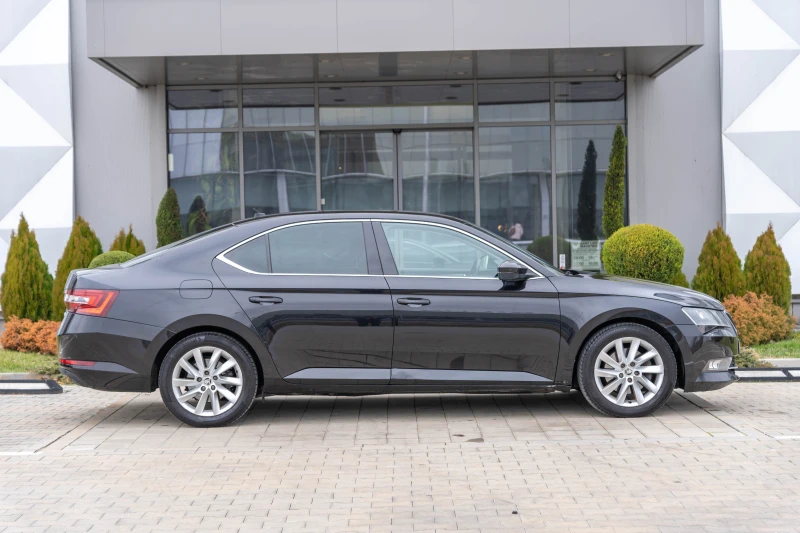 Skoda Superb 2.0 TDI 190кс. Keyless Distronic DSG 7 , снимка 4 - Автомобили и джипове - 48429237